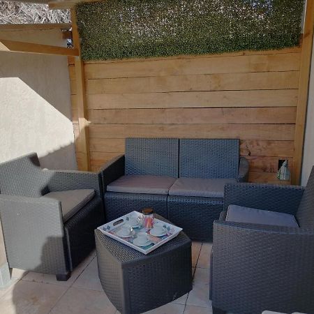 Sous le soleil de Provence Petite maison au calme et très bien équipée de 40m2 avec Wifi -jardin privé-la piscine est commune à la résidence et ouverte du 1er mai au 30 septembre de 09h à 21h,En juillet et aout reservation uniquement du samedi au sam Forcalqueiret Exterior foto
