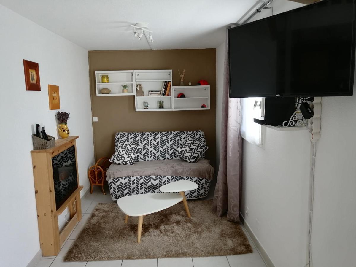 Sous le soleil de Provence Petite maison au calme et très bien équipée de 40m2 avec Wifi -jardin privé-la piscine est commune à la résidence et ouverte du 1er mai au 30 septembre de 09h à 21h,En juillet et aout reservation uniquement du samedi au sam Forcalqueiret Exterior foto